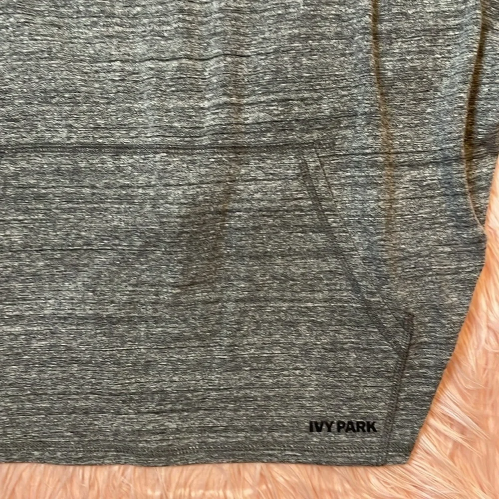 IVY PARK crewneck crop split open back gym grey shirt short sleeve‎ size medium